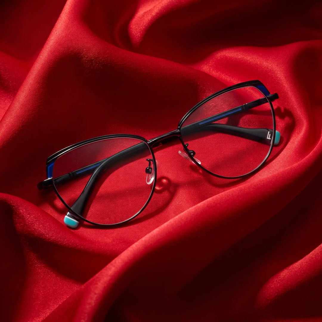 Anteojos Fiore 3983 en black blue – nested in flowing vivid red silk