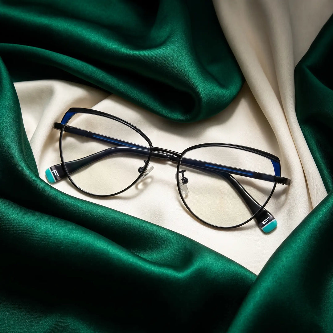 Anteojos Fiore 3983 en black blue – resting on draped emerald and ivory silk