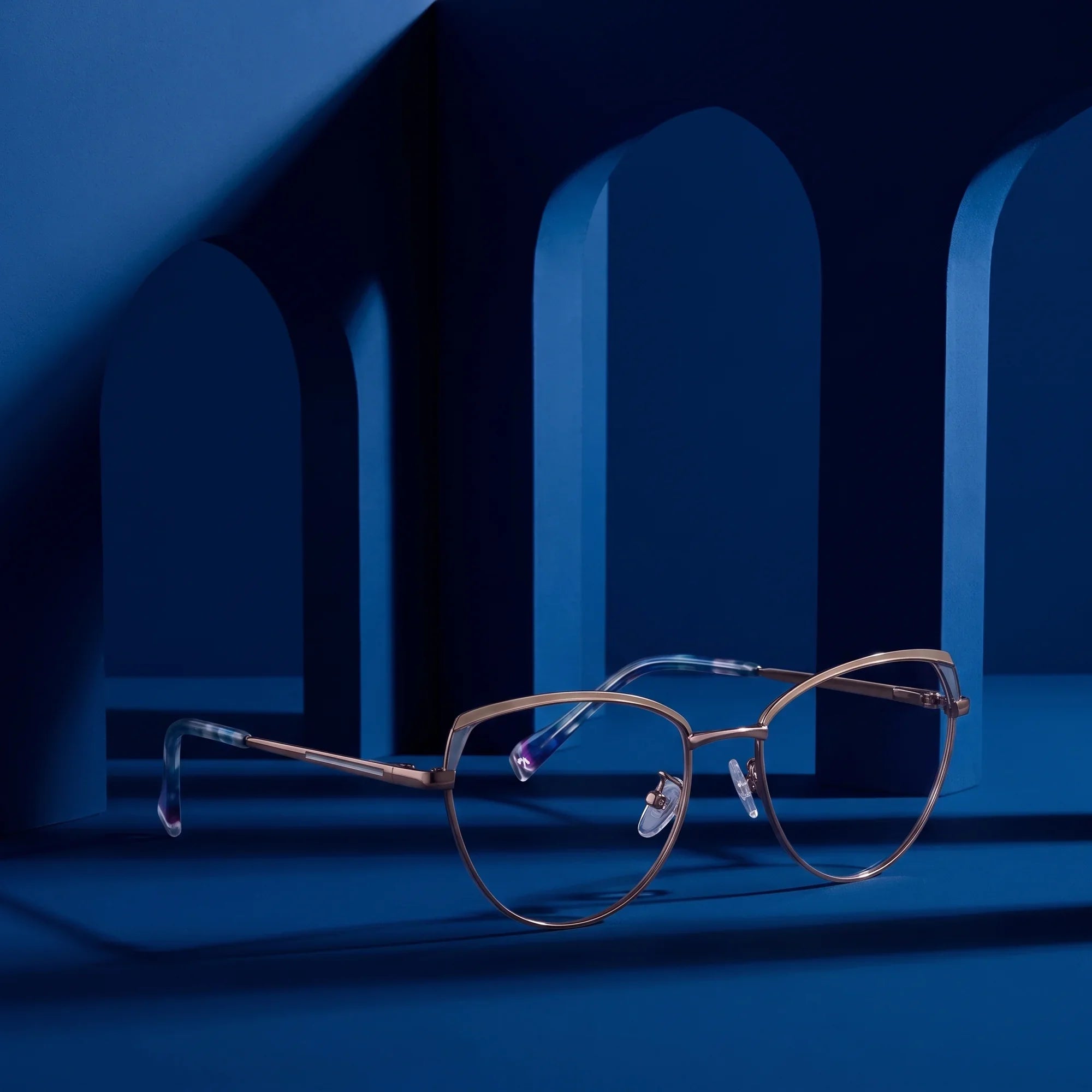 Anteojos Fiore 3983 en grey gun – still life among monochrome midnight blue arches