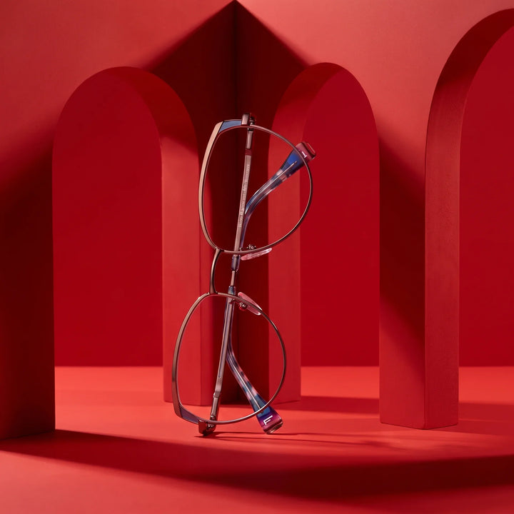 Anteojos Fiore 3983 en grey gun – staged on a sculptural vivid red architecture set