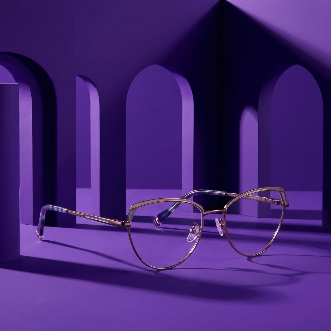Anteojos Fiore 3983 en grey gun – displayed on a violet podium among arches