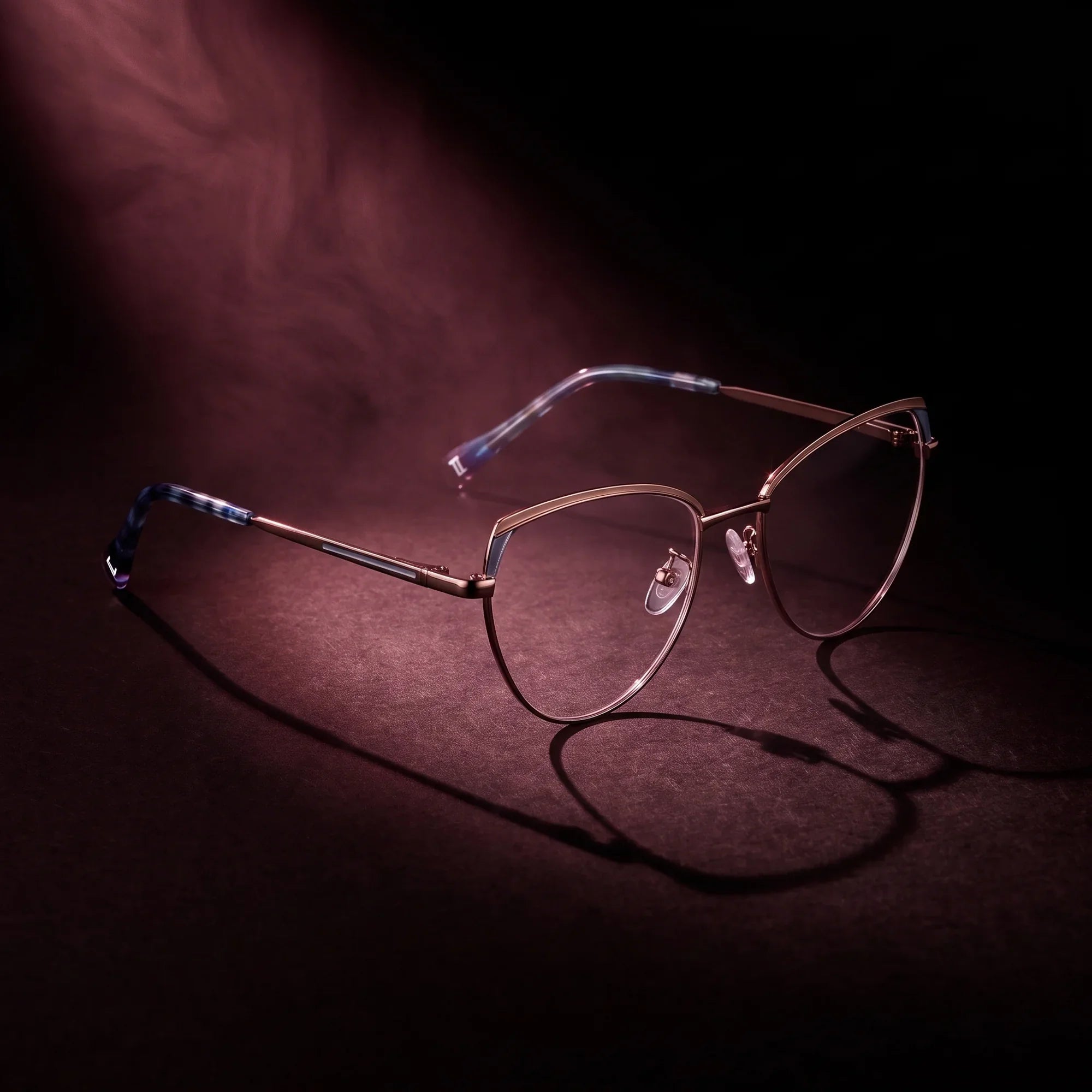 Anteojos Fiore 3983 en grey gun – bajo un haz de luz teatral