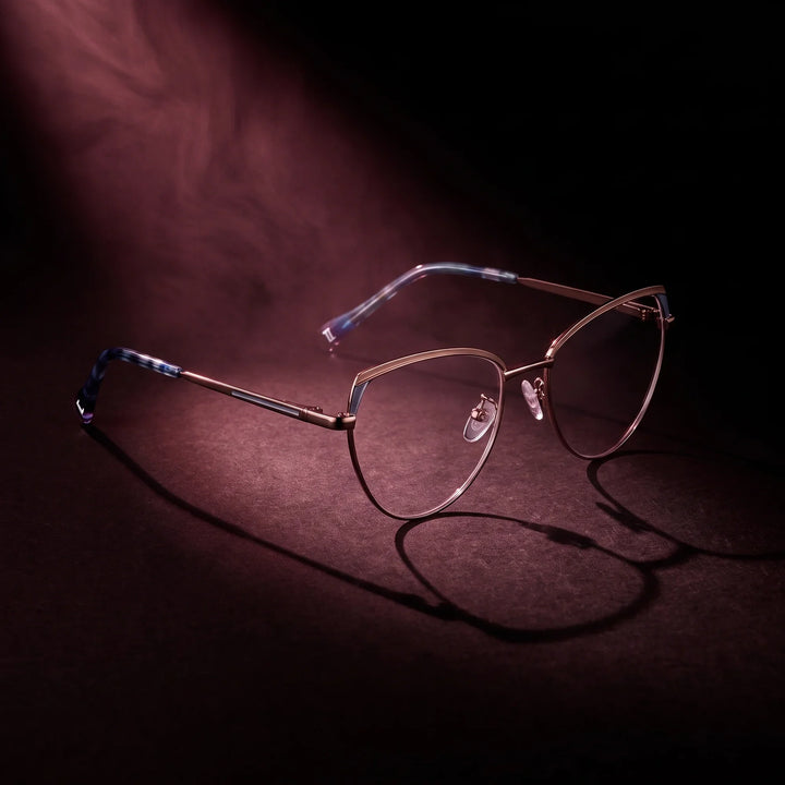 Anteojos Fiore 3983 en grey gun – bajo un haz de luz teatral