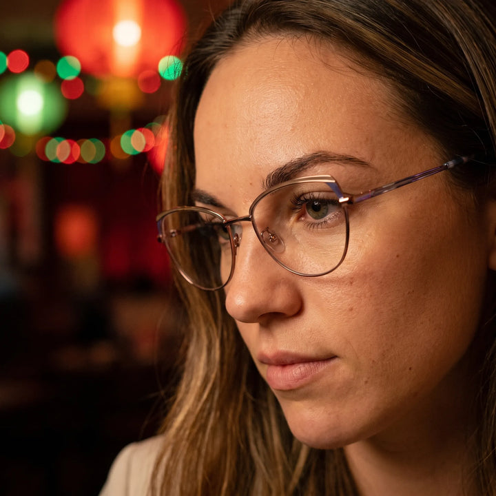 Anteojos Fiore 3983 en grey gun, en modelo – retrato de campaña, candid portrait in neon-lit evening glow