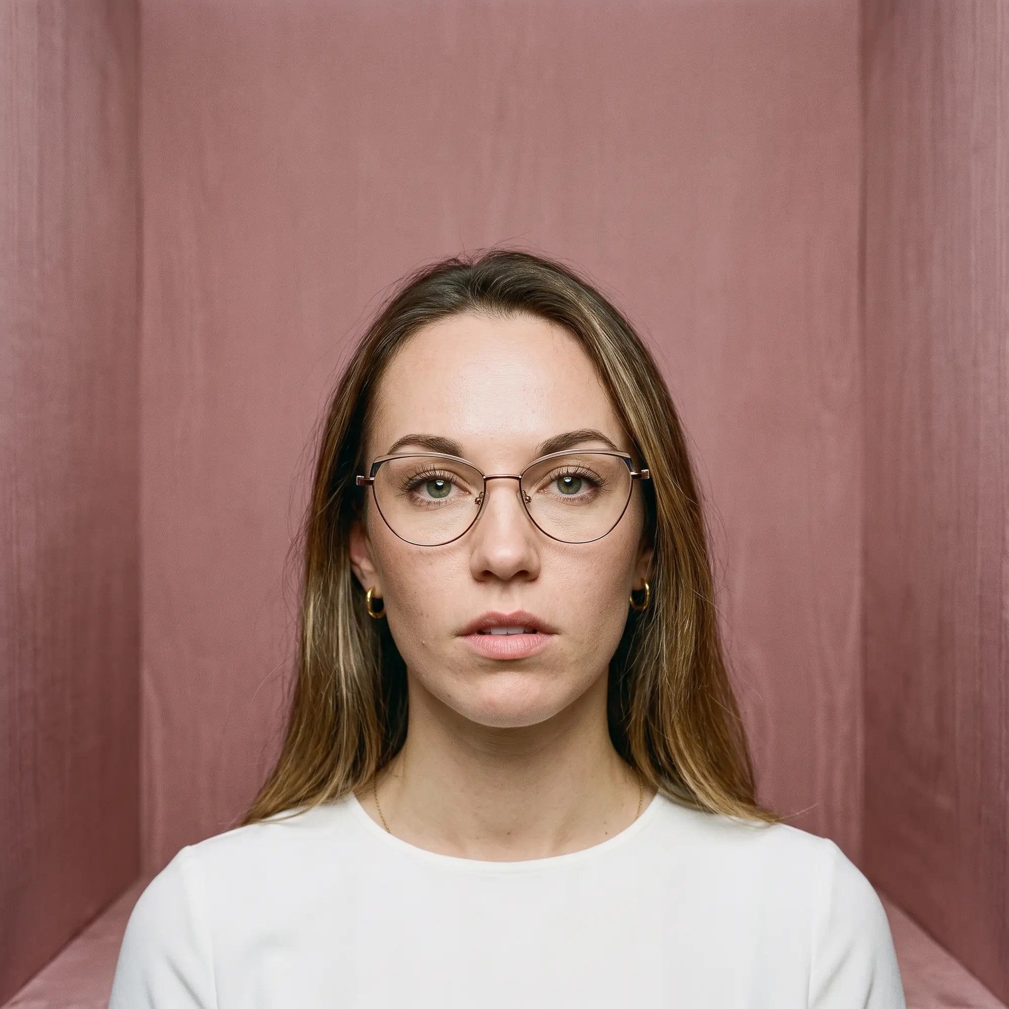 Anteojos Fiore 3983 en grey gun, en modelo – retrato de campaña, face framed by rose moire upholstery