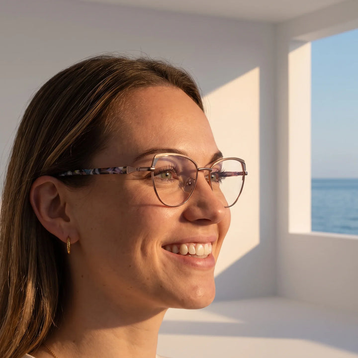 Anteojos Fiore 3983 en grey gun, en modelo – retrato de campaña, smiling at a bright window over the sea