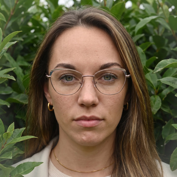 Anteojos Fiore 3983 en grey gun, en modelo – retrato de campaña, summer daydream in a garden armchair