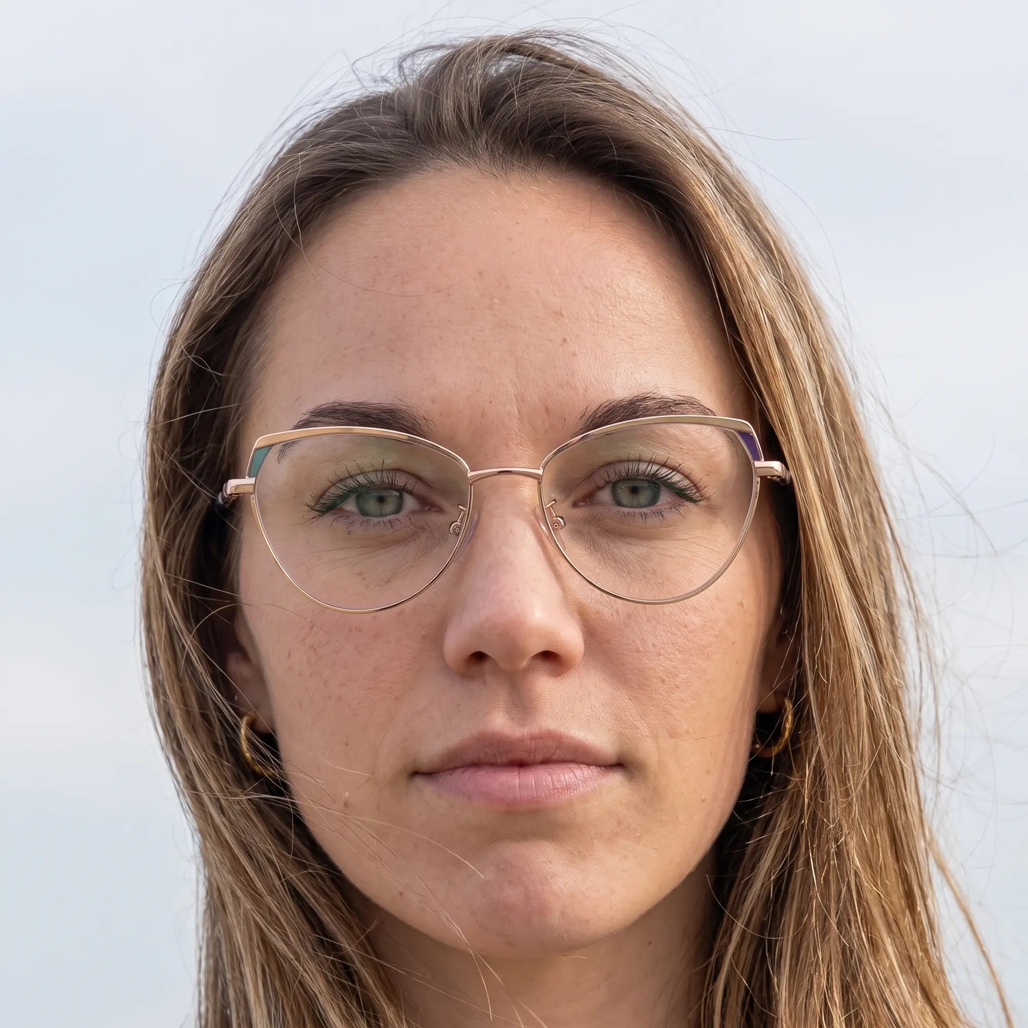 Anteojos Fiore 3983 en grey gun, en modelo – retrato de campaña, floating together in milky summer water