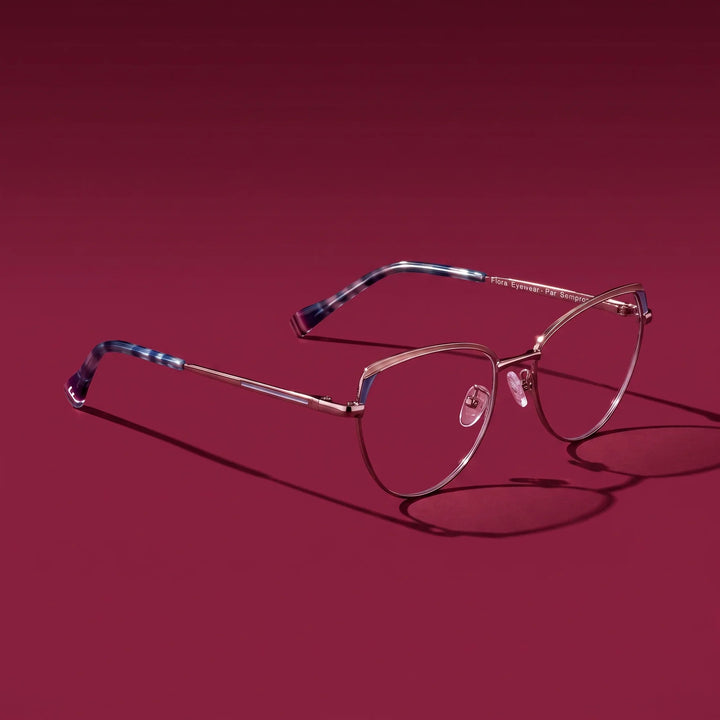 Anteojos Fiore 3983 en grey gun – editorial still life on a saturated burgundy set