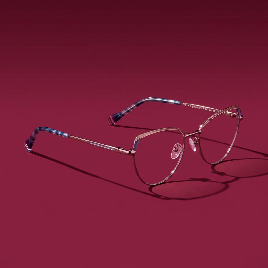 Anteojos Fiore 3983 en gris gunmetal – editorial still life on a saturated burgundy set
