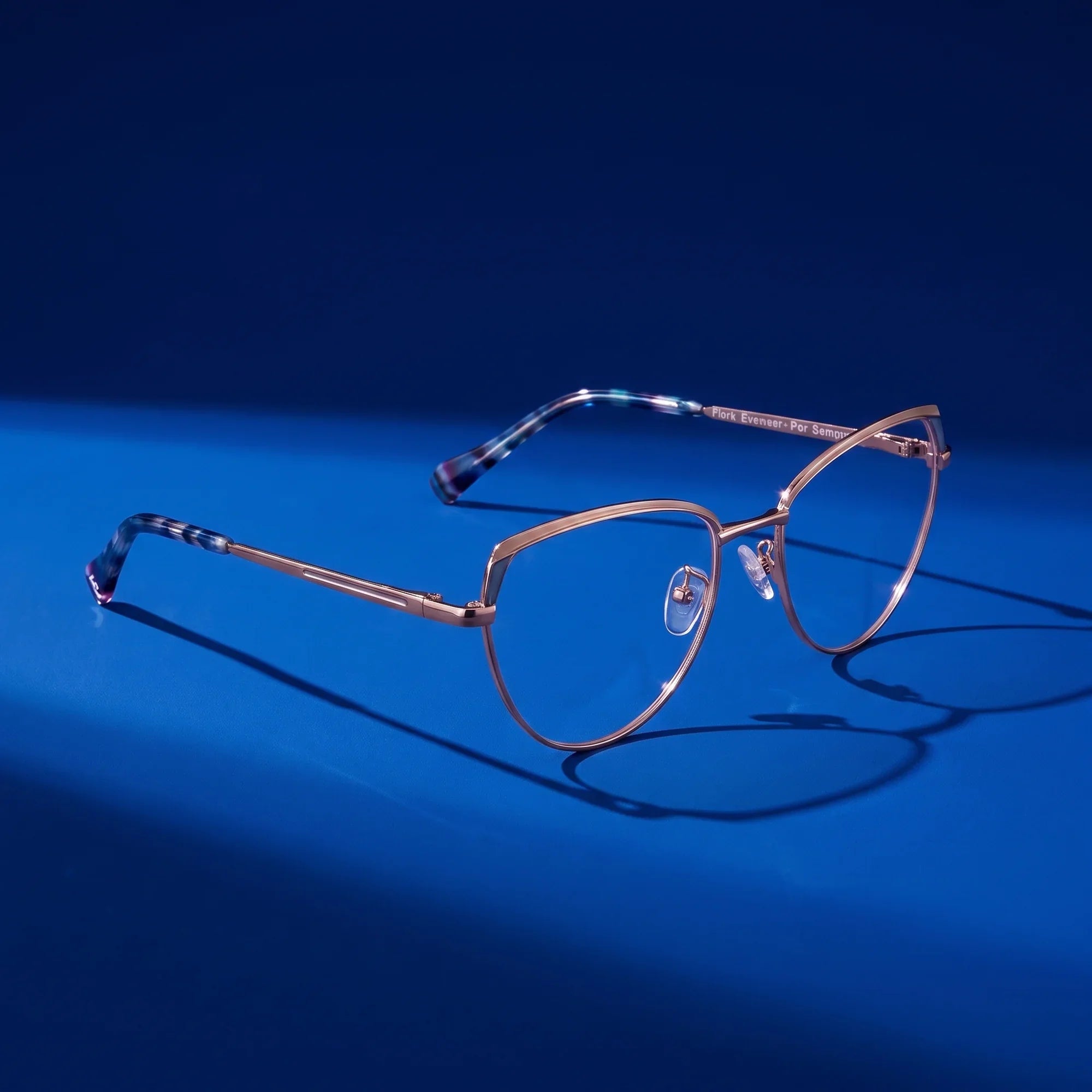 Anteojos Fiore 3983 en grey gun – hero still life against a deep cobalt backdrop