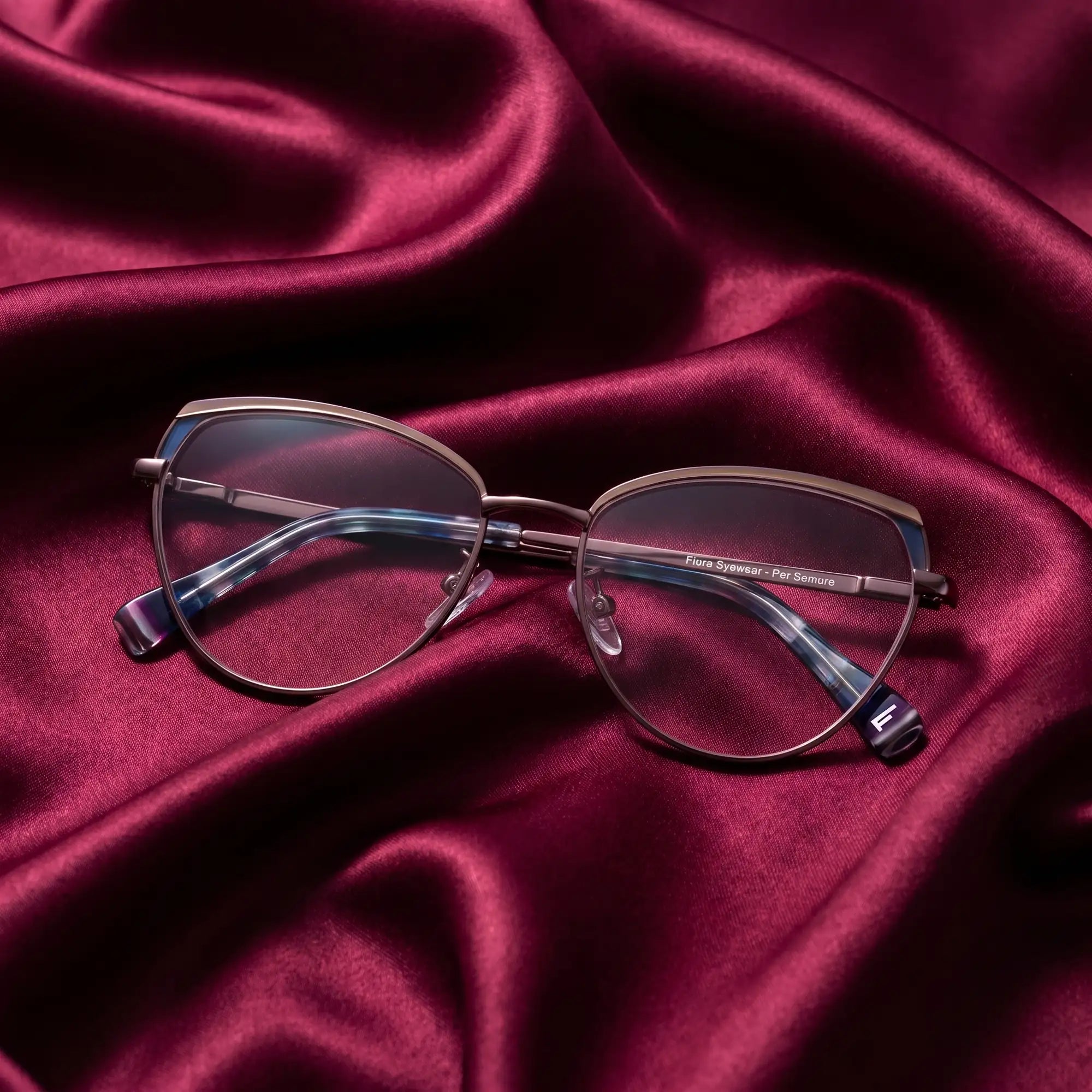 Anteojos Fiore 3983 en grey gun – nested in flowing burgundy silk