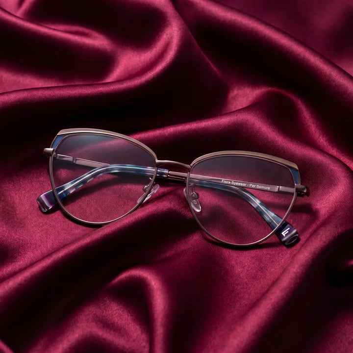 Anteojos Fiore 3983 en gris gunmetal – nested in flowing burgundy silk