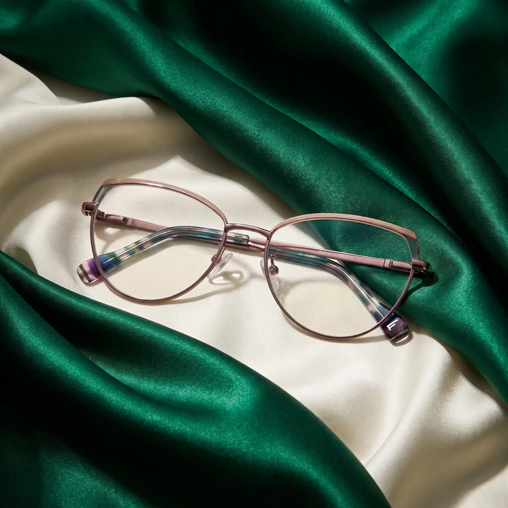 Anteojos Fiore 3983 en grey gun – resting on draped emerald and ivory silk