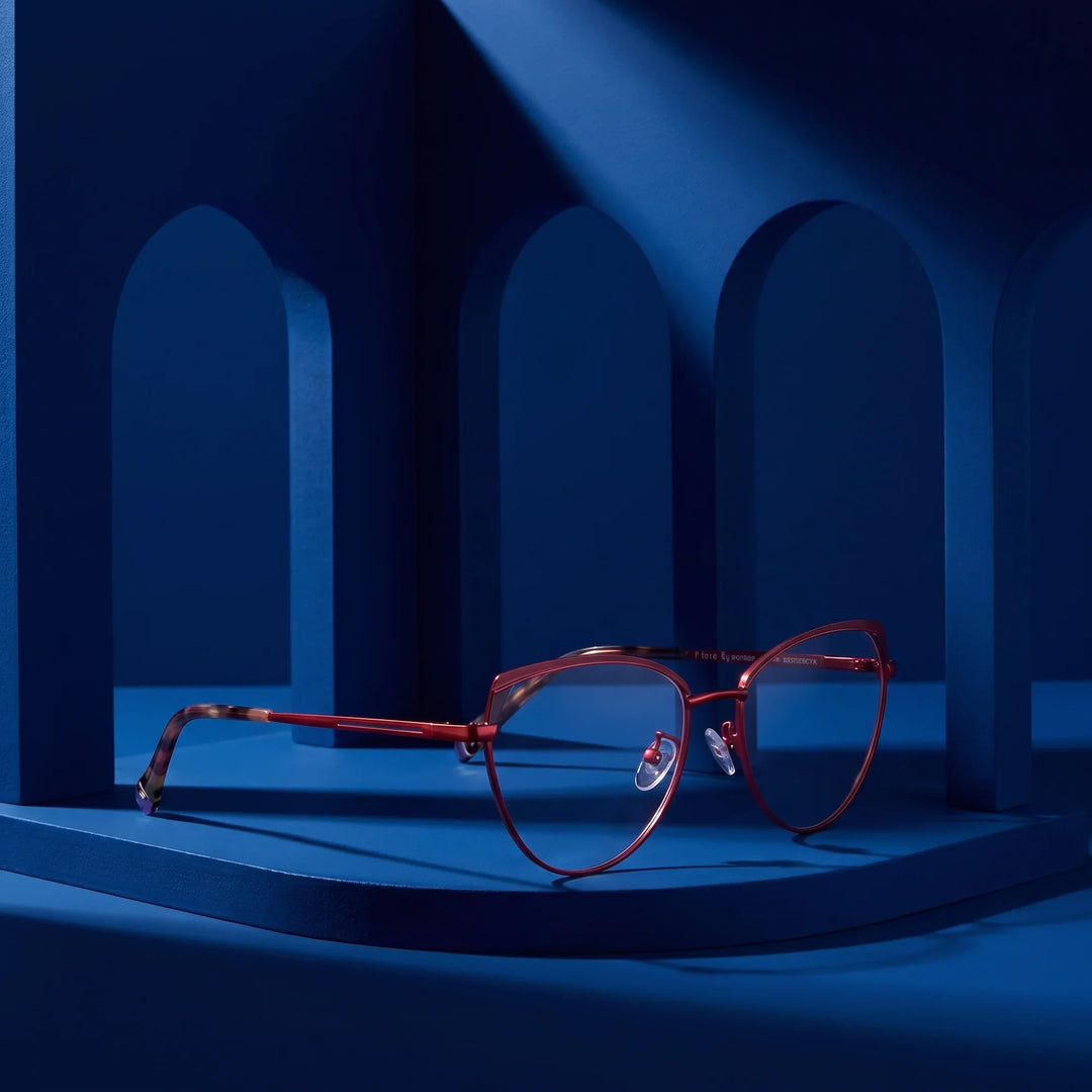 Anteojos Fiore 3983 en red black – staged on a sculptural midnight blue architecture set