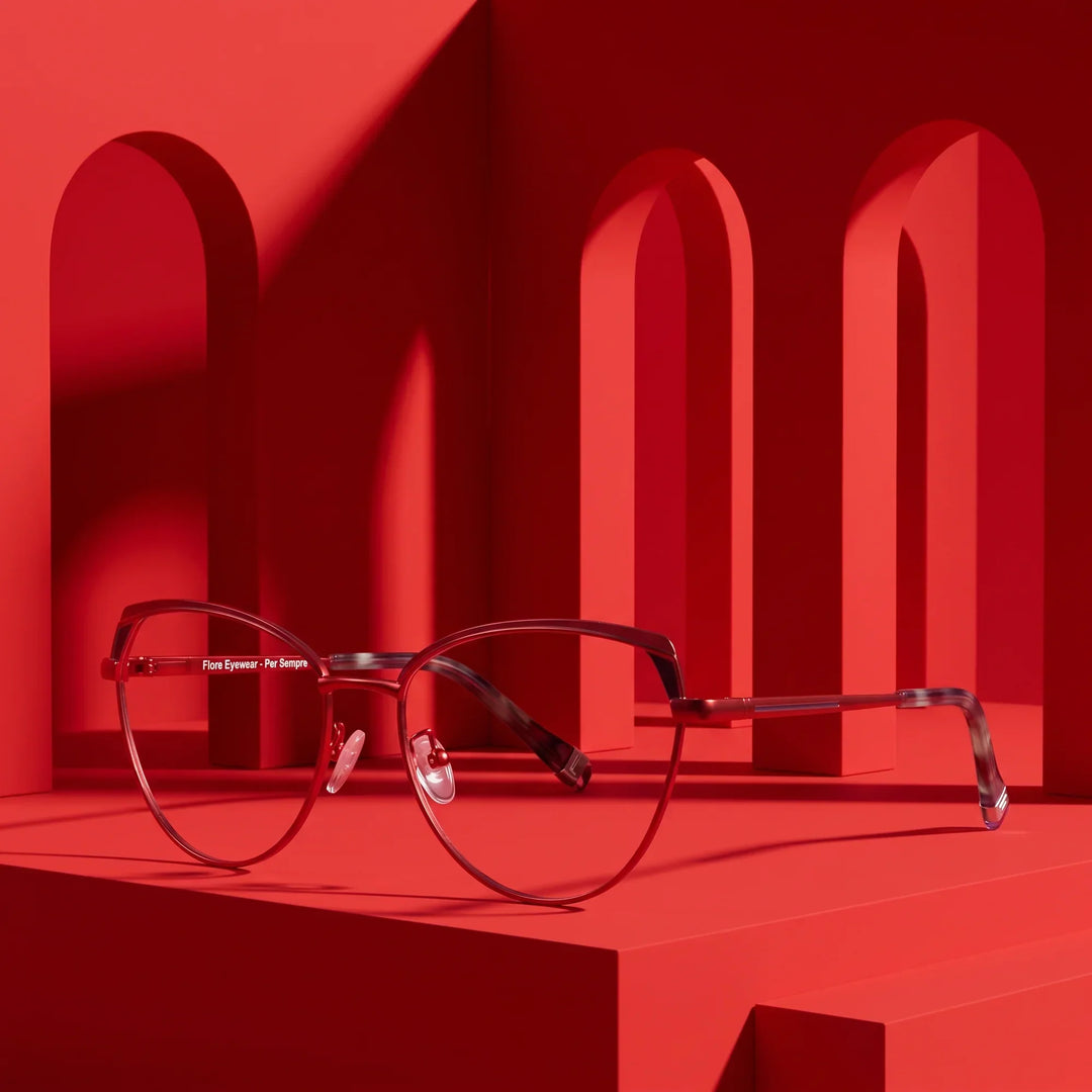 Anteojos Fiore 3983 en rojo negro – displayed on a vivid red podium among arches