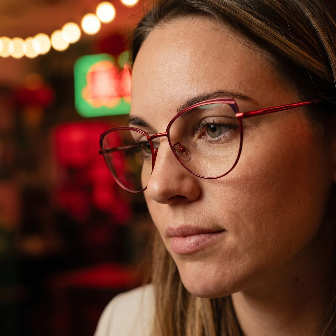 Anteojos Fiore 3983 en red black, en modelo – retrato de campaña, candid portrait in neon-lit evening glow