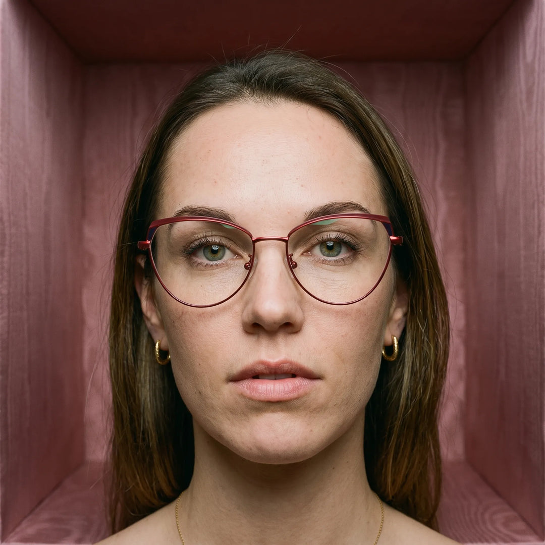 Anteojos Fiore 3983 en red black, en modelo – retrato de campaña, face framed by rose moire upholstery