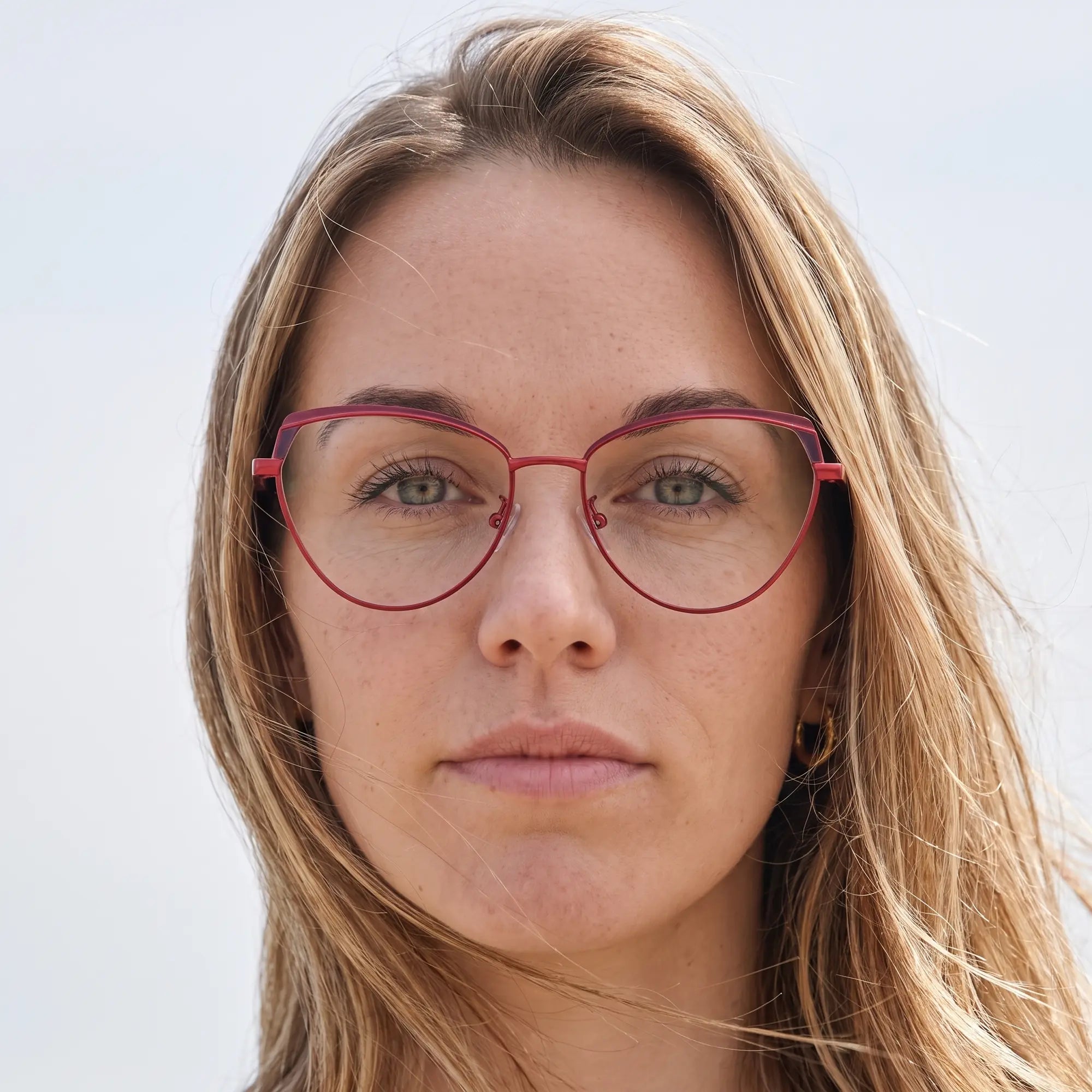 Anteojos Fiore 3983 en red black, en modelo – retrato de campaña, floating together in milky summer water