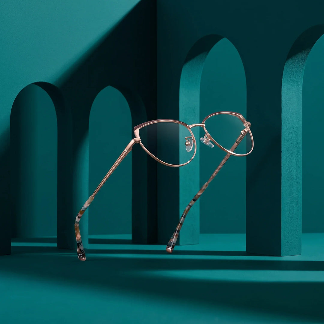 Anteojos Fiore 3983 en brown gold – still life among monochrome teal arches