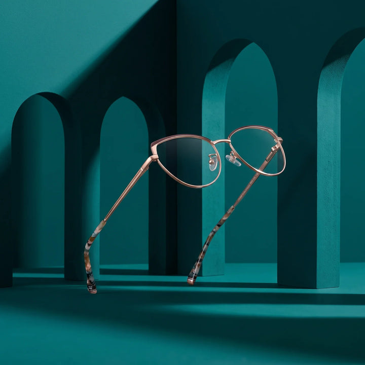 Anteojos Fiore 3983 en brown gold – still life among monochrome teal arches