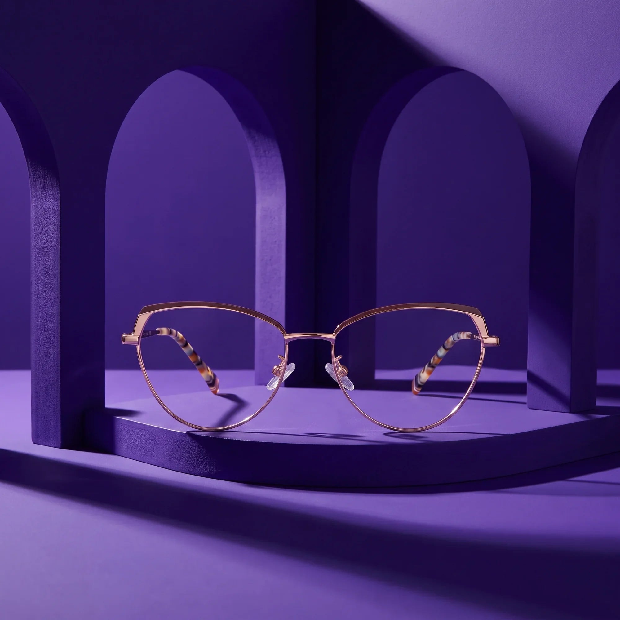 Anteojos Fiore 3983 en brown gold – displayed on a violet podium among arches