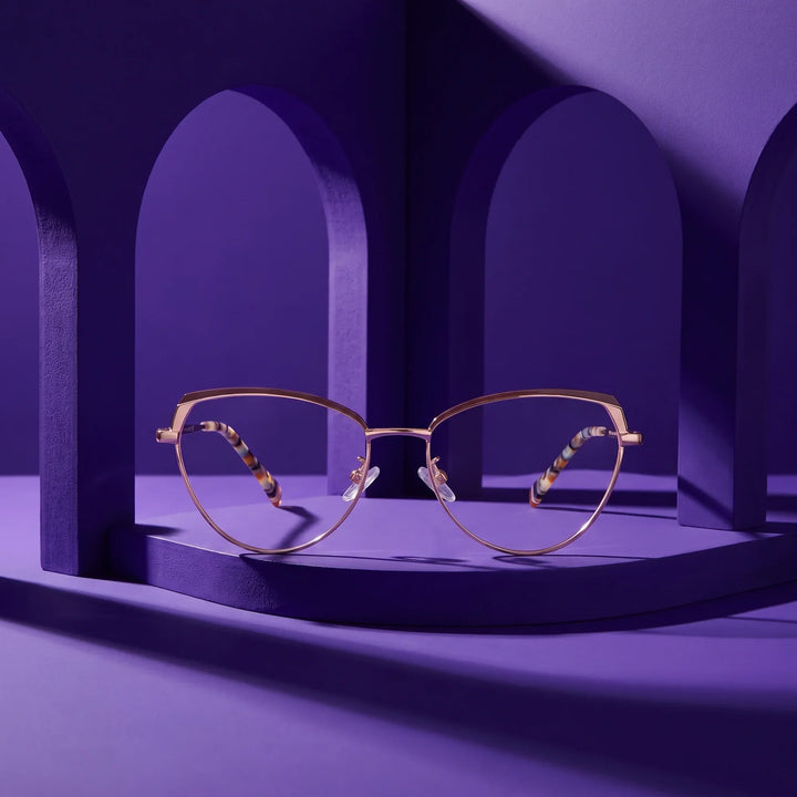 Anteojos Fiore 3983 en brown gold – displayed on a violet podium among arches