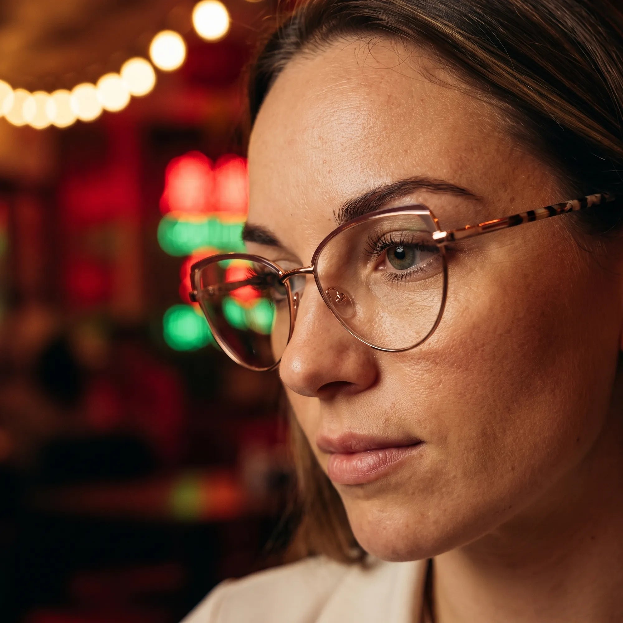 Anteojos Fiore 3983 en brown gold, en modelo – retrato de campaña, candid portrait in neon-lit evening glow