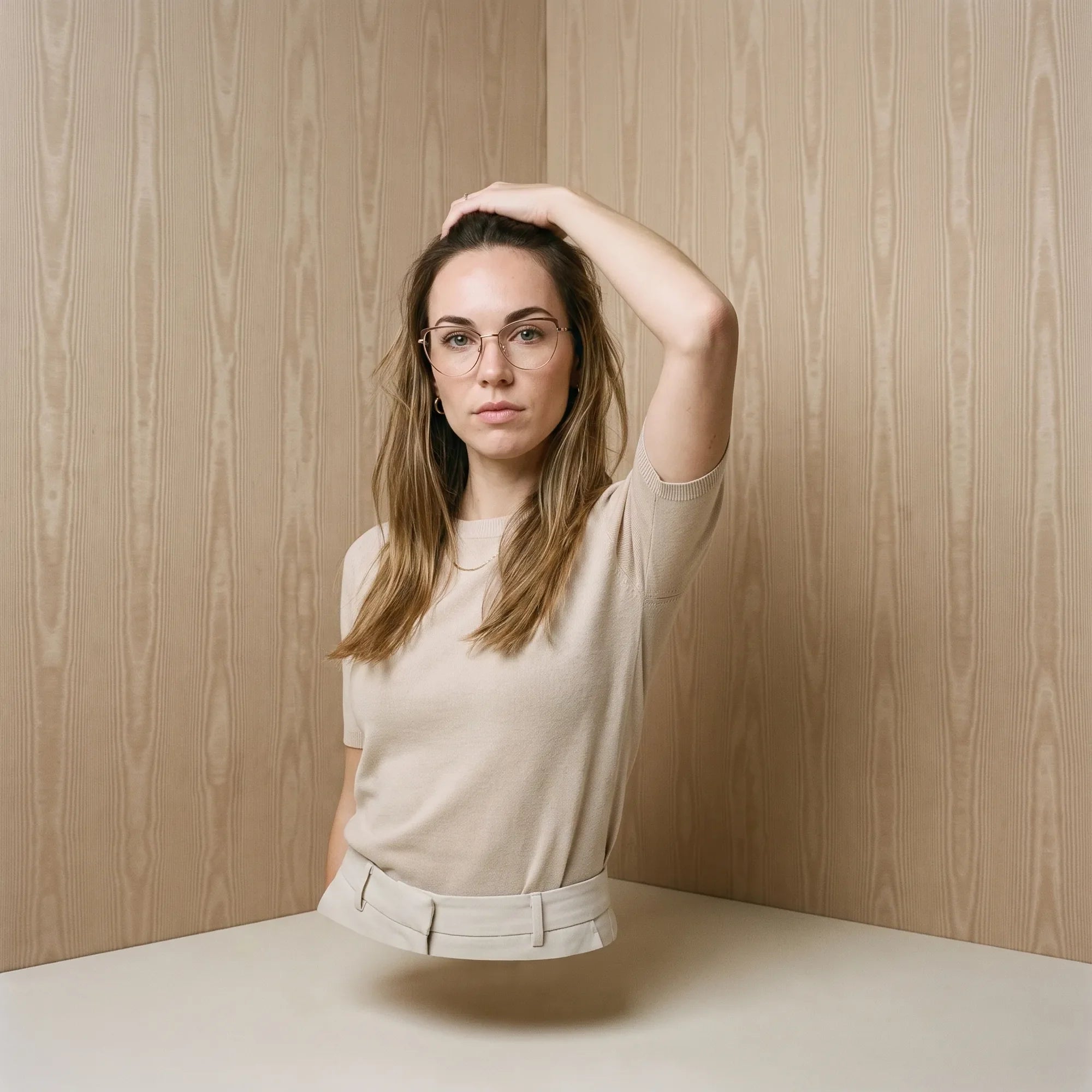 Anteojos Fiore 3983 en brown gold, en modelo – retrato de campaña, soft portrait in blush moire tones
