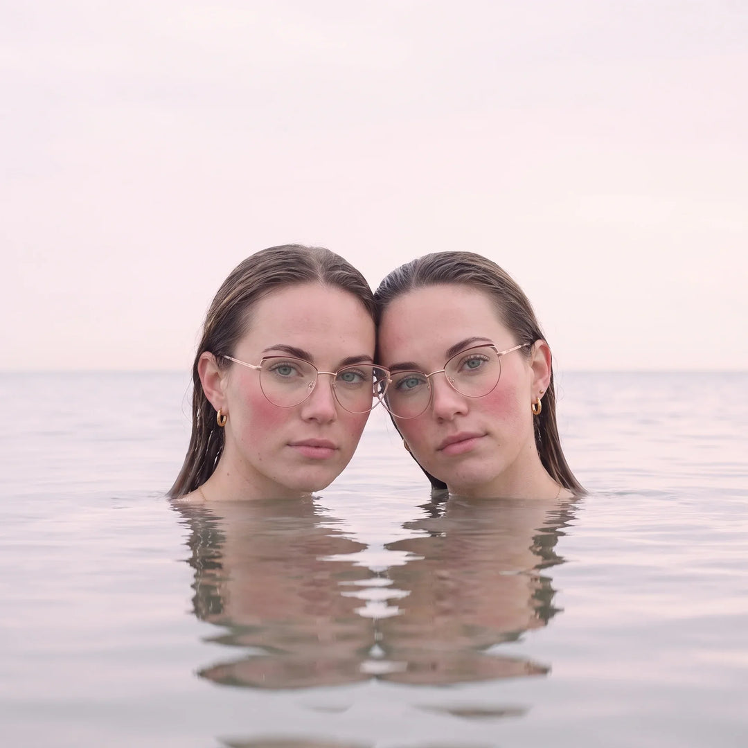 Anteojos Fiore 3983 en brown gold, en modelo – retrato de campaña, wet-hair portrait in a calm summer sea