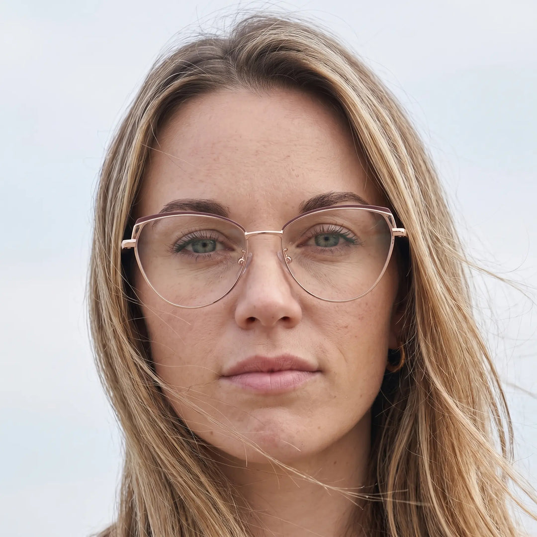 Anteojos Fiore 3983 en brown gold, en modelo – retrato de campaña, floating together in milky summer water