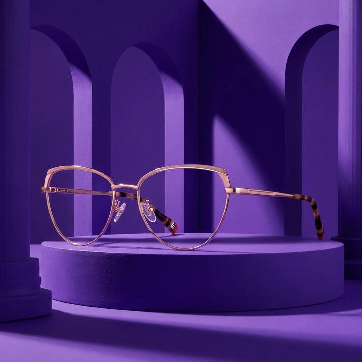 Anteojos Fiore 3983 en rosado dorado – puesta en escena en un set arquitectónico violeta