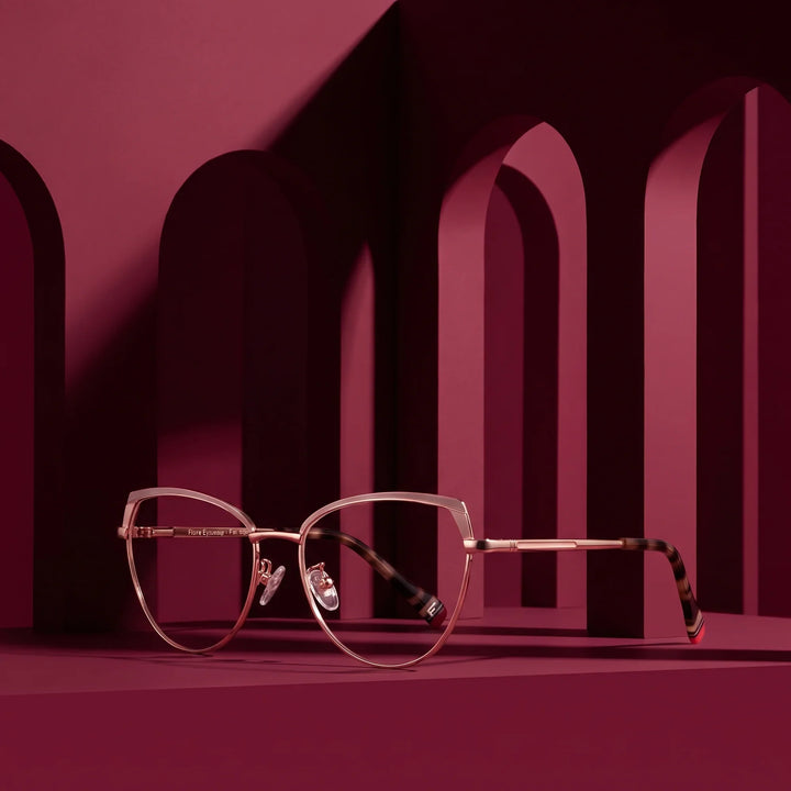 Anteojos Fiore 3983 en pink gold – displayed on a burgundy podium among arches