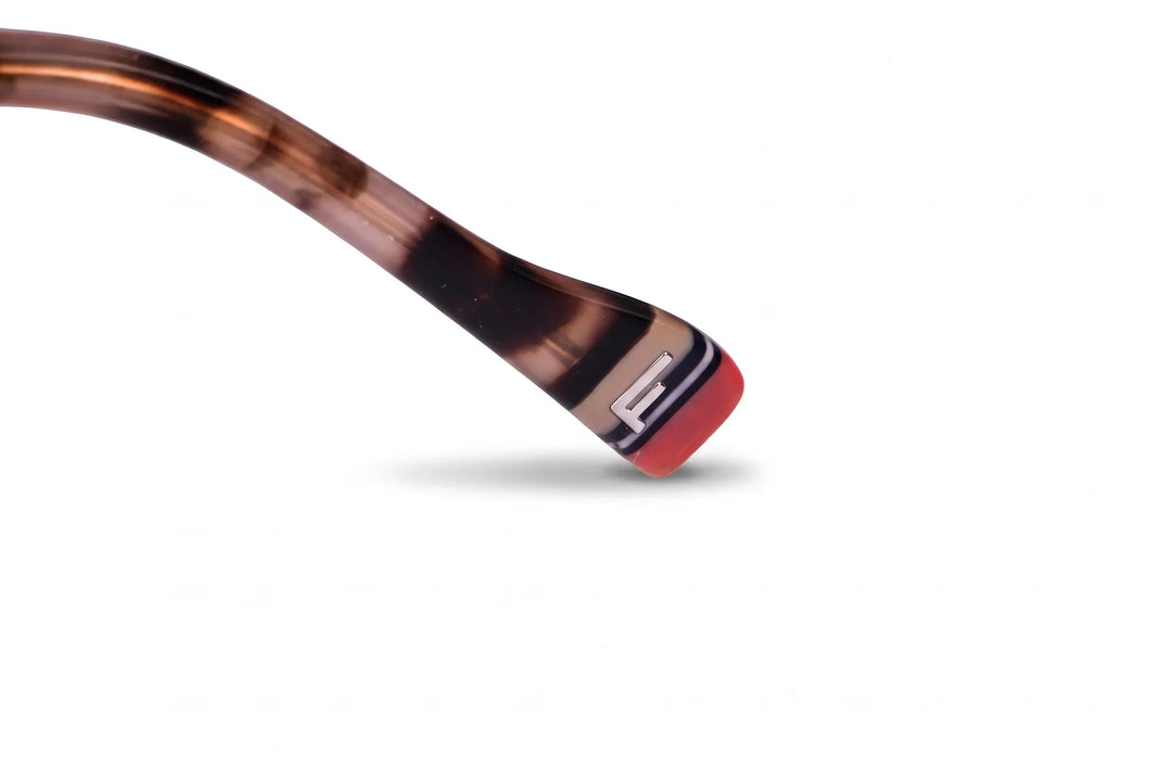 Anteojos Fiore 3983 en pink gold – temple logo detail