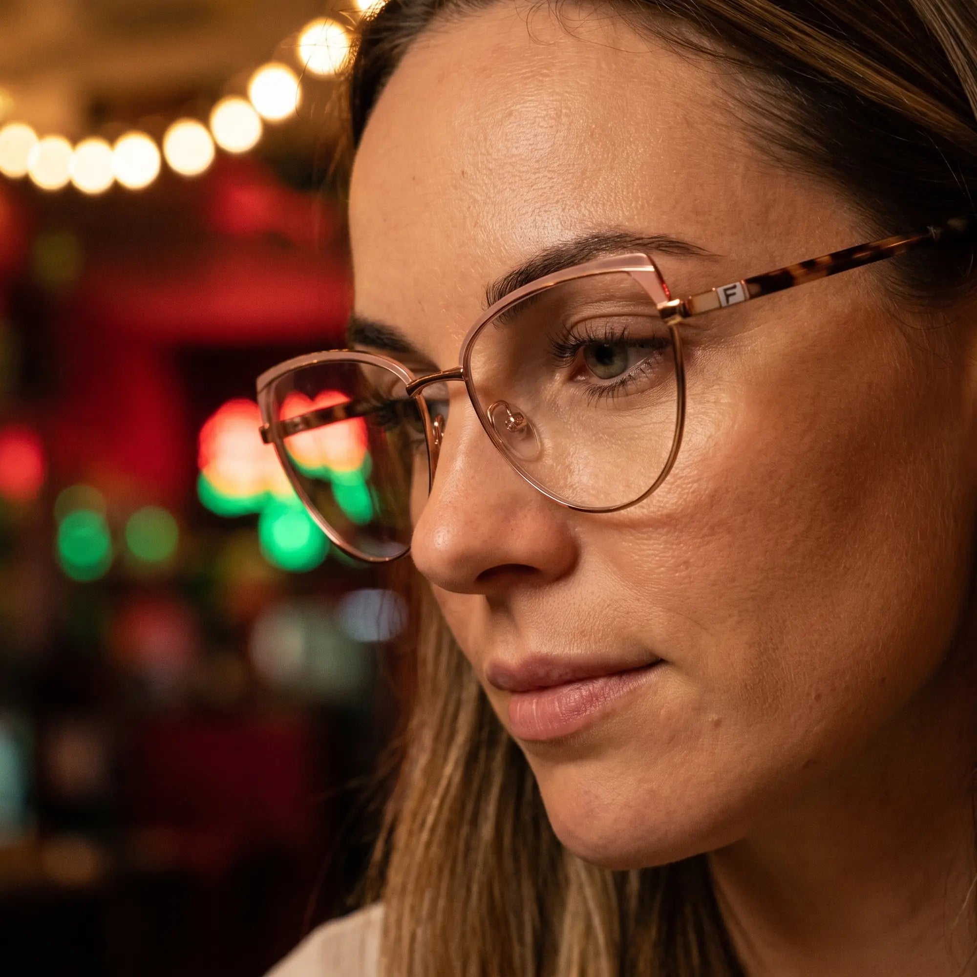 Anteojos Fiore 3983 en pink gold, en modelo – retrato de campaña, candid portrait in neon-lit evening glow