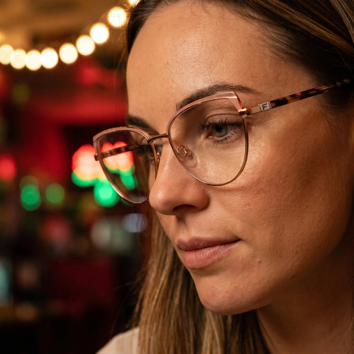 Anteojos Fiore 3983 en pink gold, en modelo – retrato de campaña, candid portrait in neon-lit evening glow