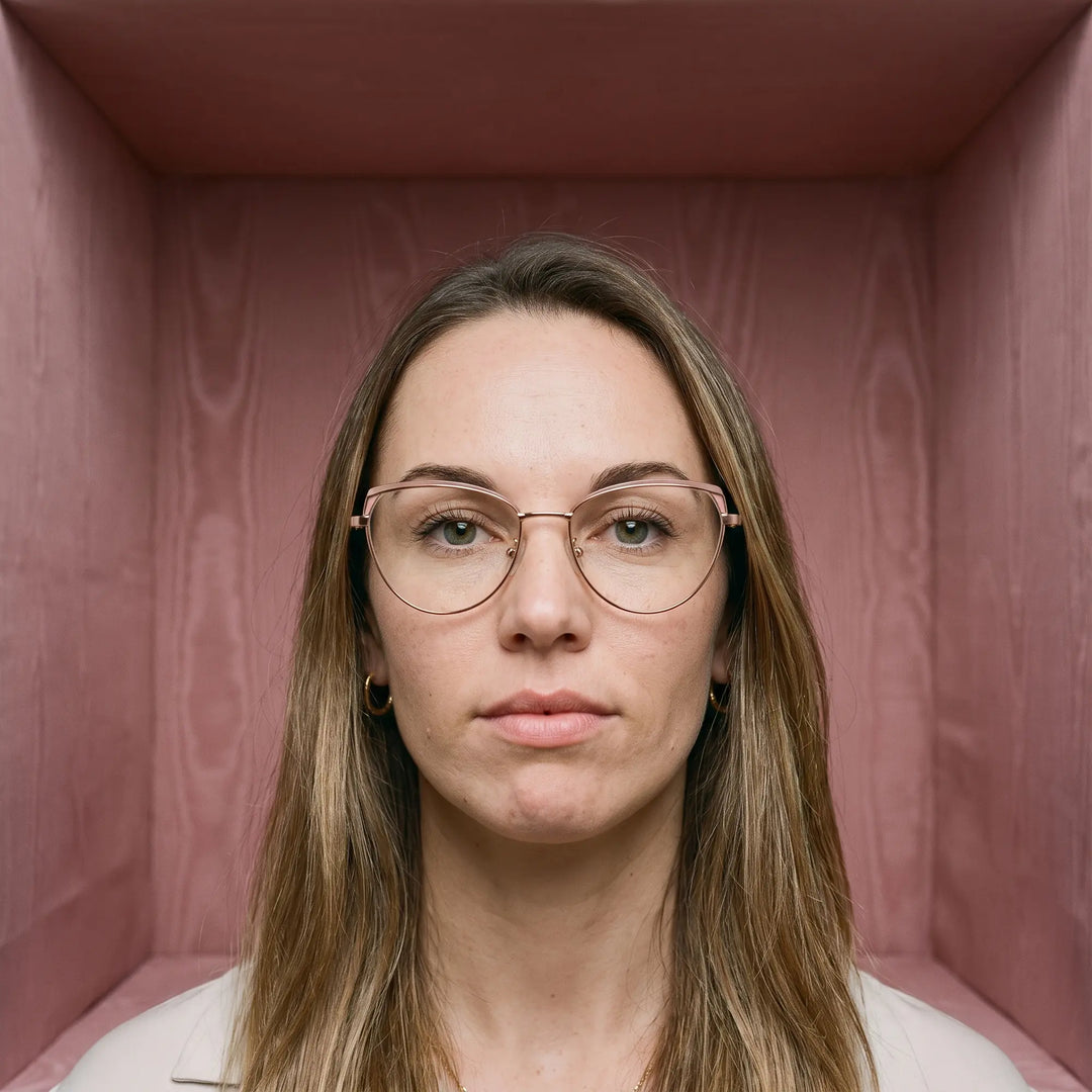 Anteojos Fiore 3983 en pink gold, en modelo – retrato de campaña, face framed by rose moire upholstery