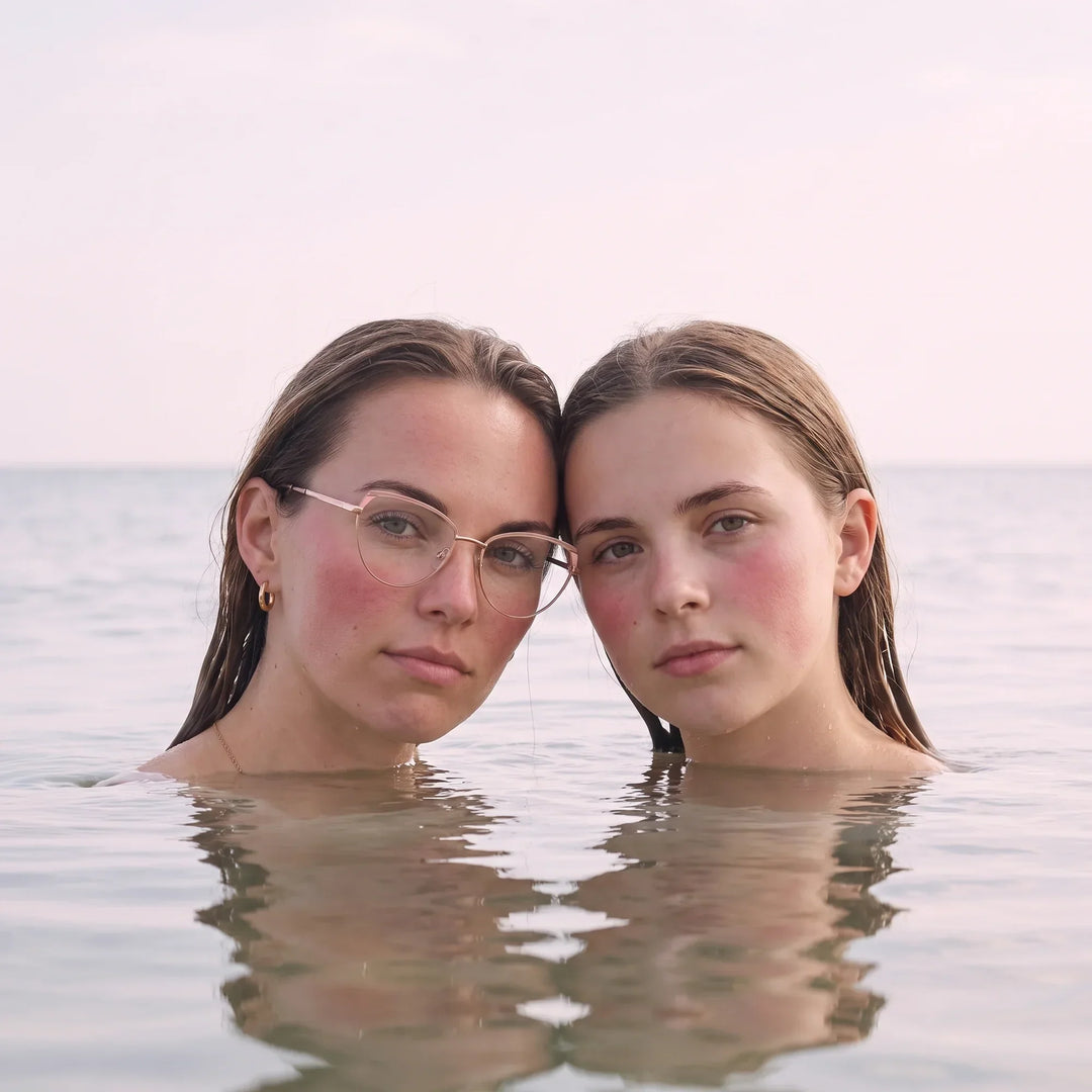 Anteojos Fiore 3983 en rosado dorado, en modelo – retrato de campaña, wet-hair portrait in a calm summer sea