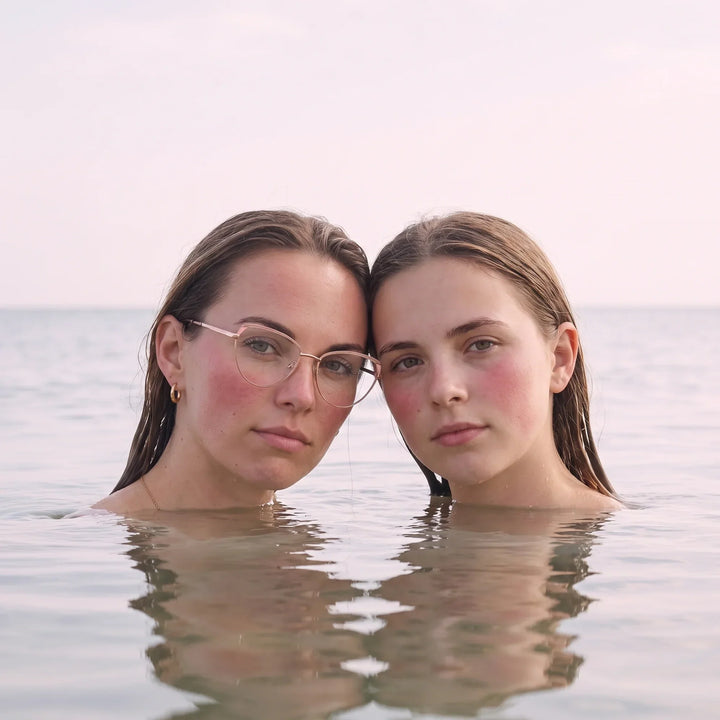 Anteojos Fiore 3983 en rosado dorado, en modelo – retrato de campaña, wet-hair portrait in a calm summer sea