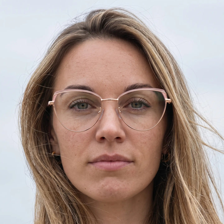 Anteojos Fiore 3983 en pink gold, en modelo – retrato de campaña, floating together in milky summer water