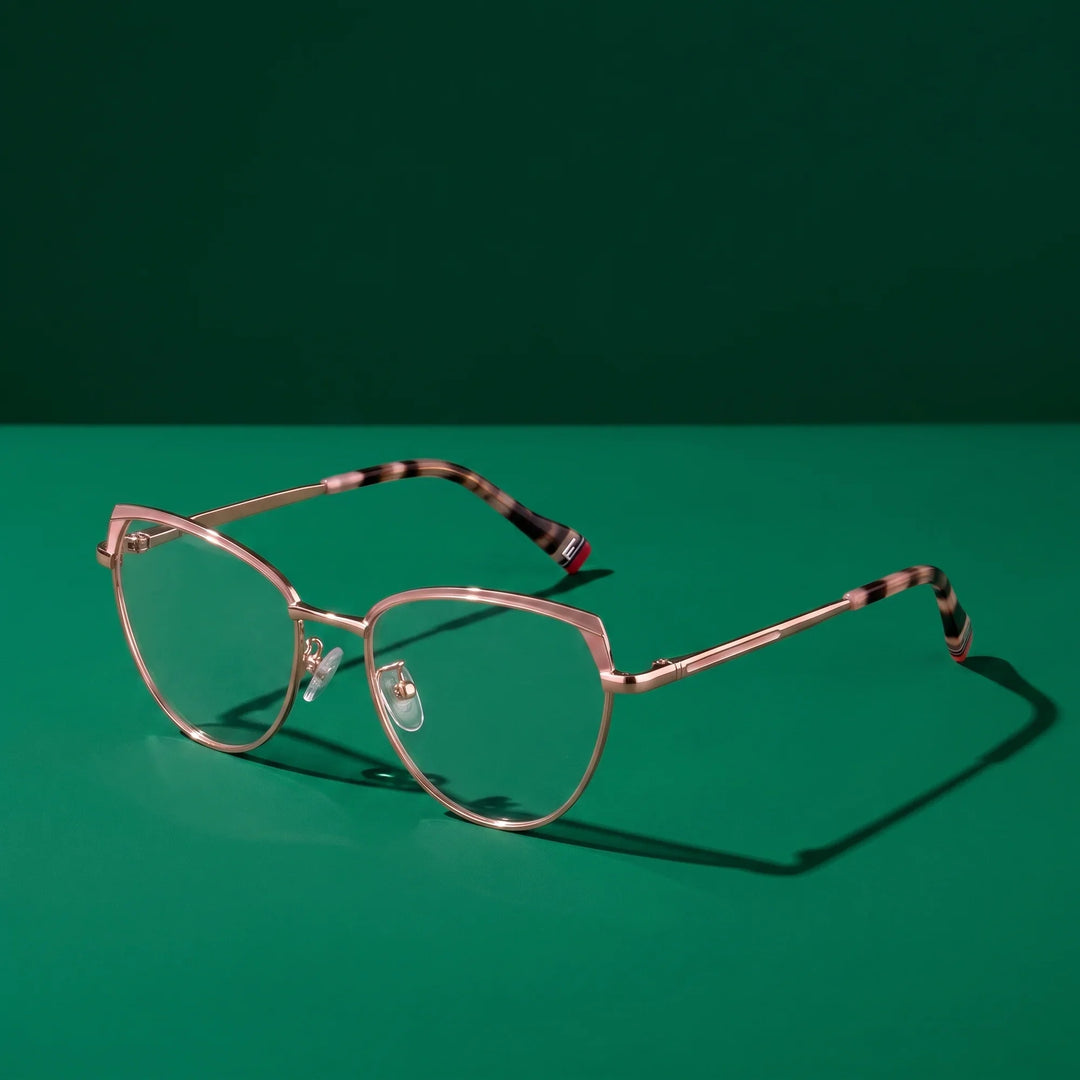 Anteojos Fiore 3983 en pink gold – bodegón editorial sobre un set esmeralda saturado