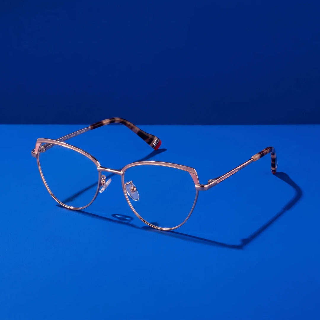 Anteojos Fiore 3983 en pink gold – bodegón sobre fondo cobalto de estudio