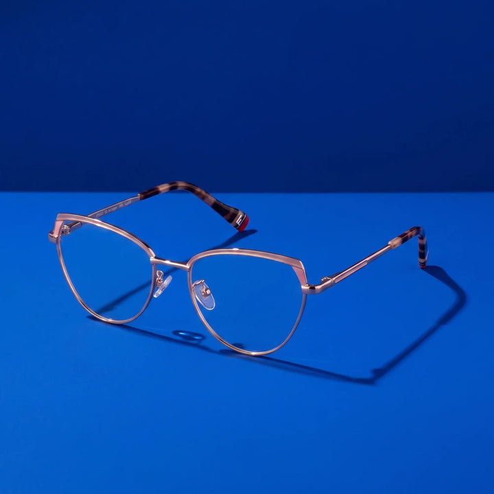 Anteojos Fiore 3983 en pink gold – bodegón sobre fondo cobalto de estudio