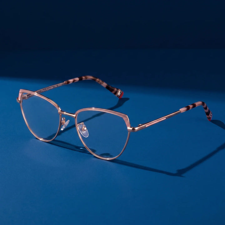 Anteojos Fiore 3983 en pink gold – hero still life against a deep midnight blue backdrop