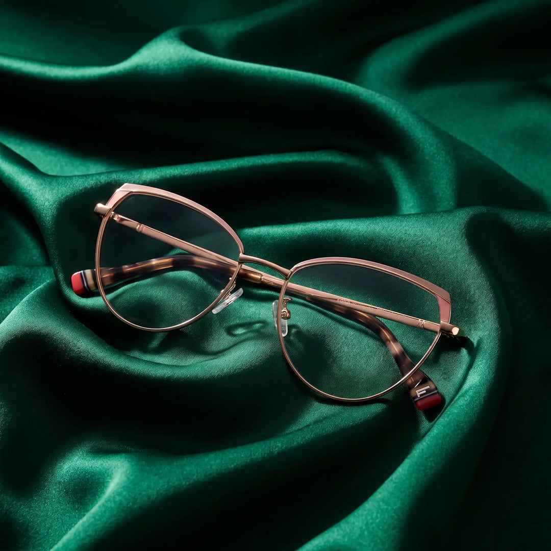 Anteojos Fiore 3983 en pink gold – envuelto en seda esmeralda fluida