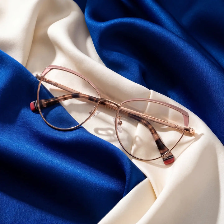 Anteojos Fiore 3983 en pink gold – sobre seda cobalto y marfil drapeada
