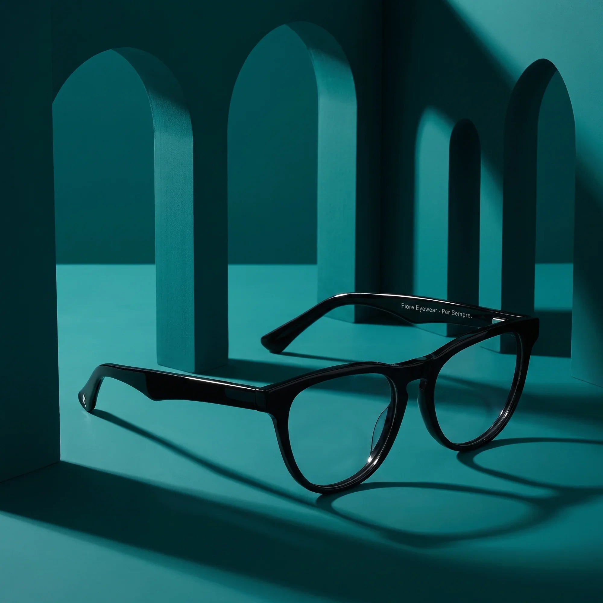 Anteojos Fiore 4488 en negro – still life among monochrome teal arches