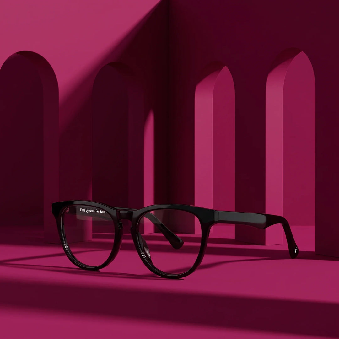 Anteojos Fiore 4488 en negro – staged on a sculptural magenta architecture set