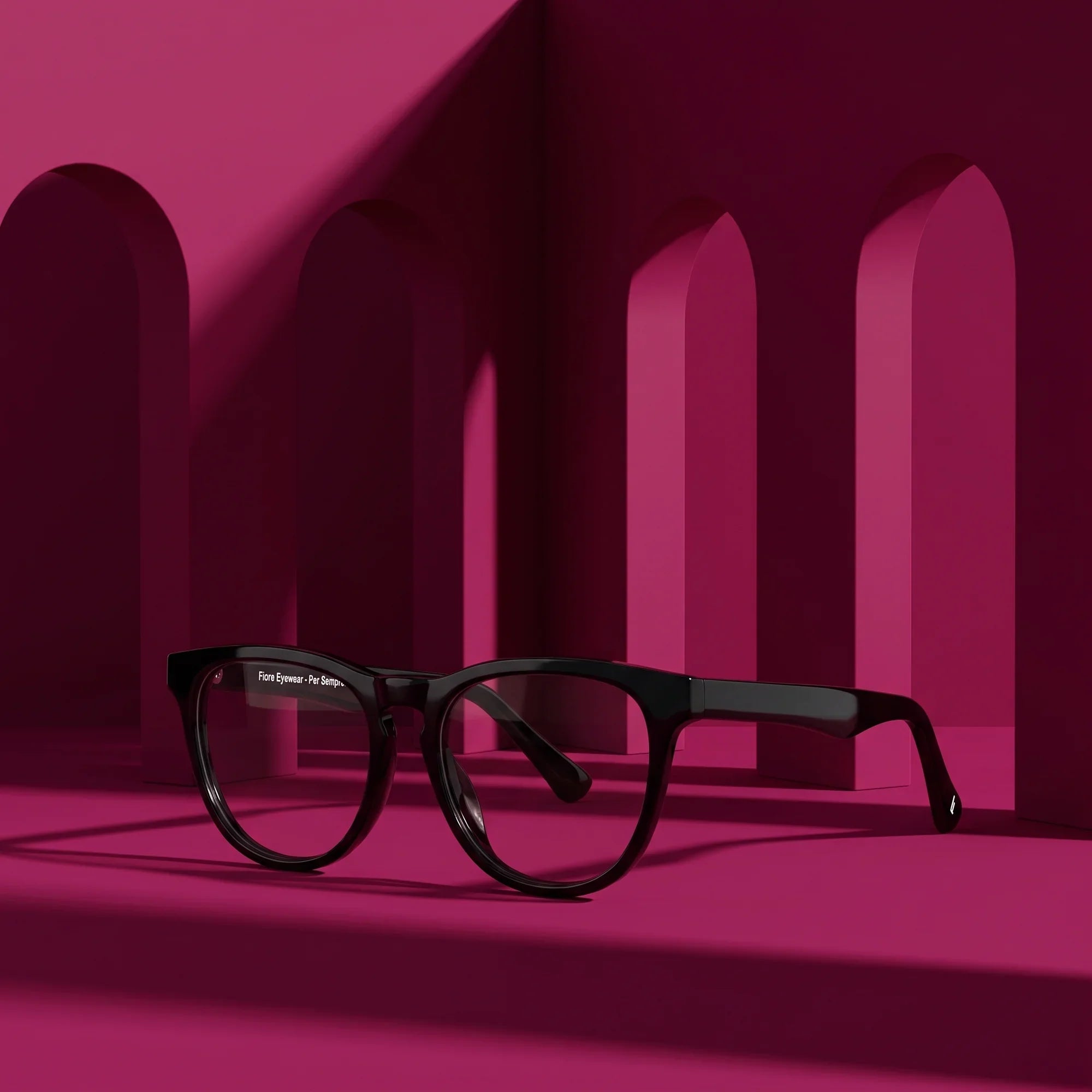 Anteojos Fiore 4488 en negro – staged on a sculptural magenta architecture set