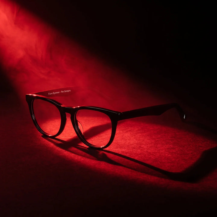 Anteojos Fiore 4488 en negro – bajo un haz de luz teatral